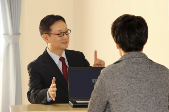 新築と中古の不動産投資を比較する相談風景