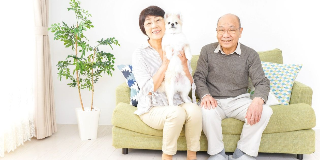 賃貸物件で安心して暮らす高齢夫婦、見守りサービス活用のイメージ