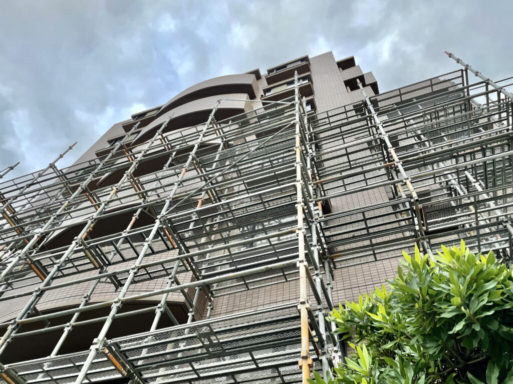マンションの外観のひび割れ