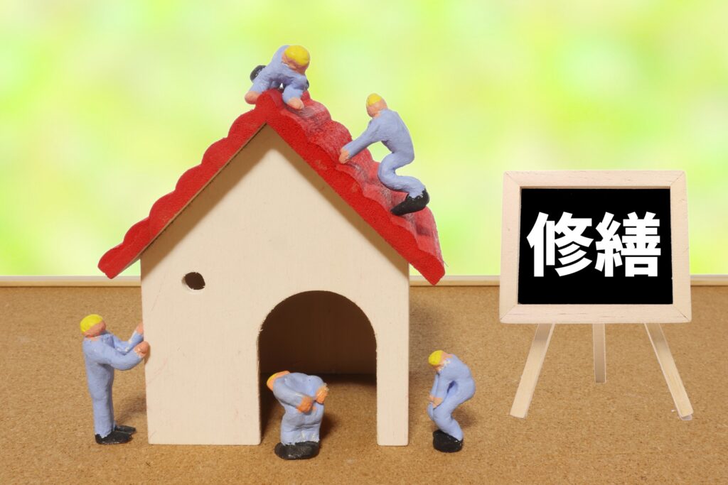 屋根を修理する人たちの画像