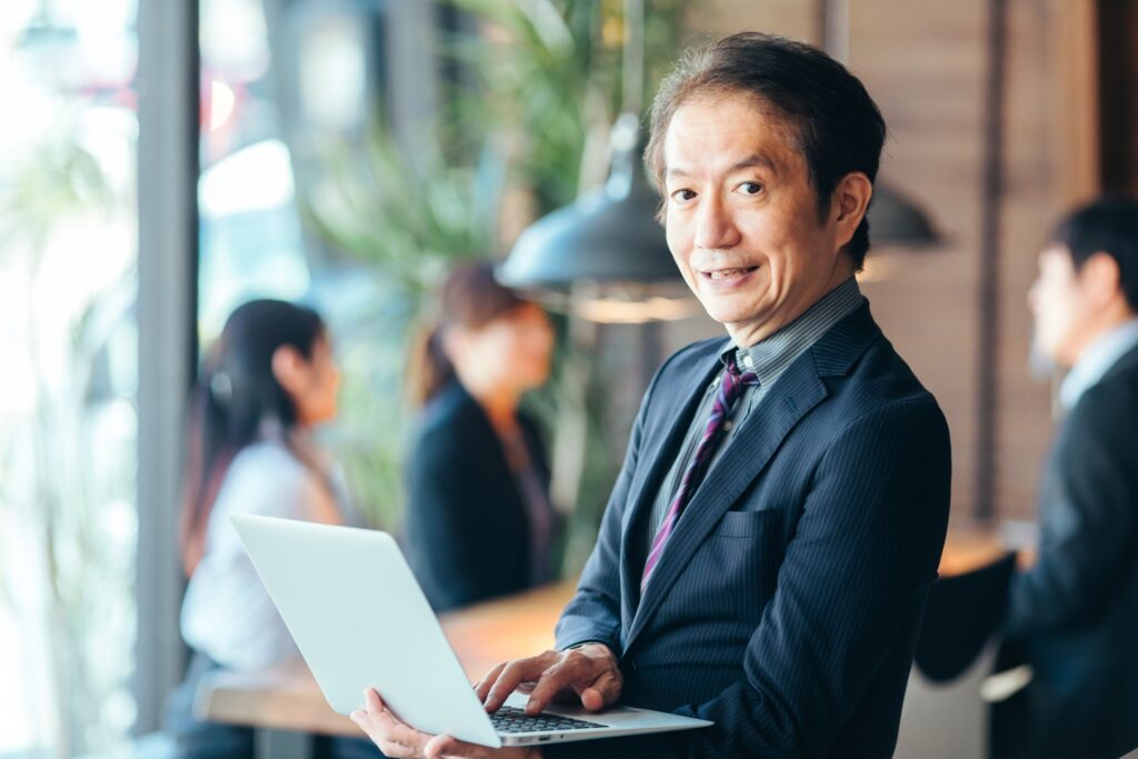 経営戦略を考える男性