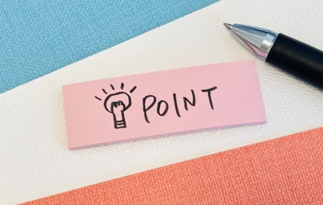 水色、白、赤の背景の白の部分にピンクの付箋が置いてあり、そこに電球の絵とPOINTとかいてある写真