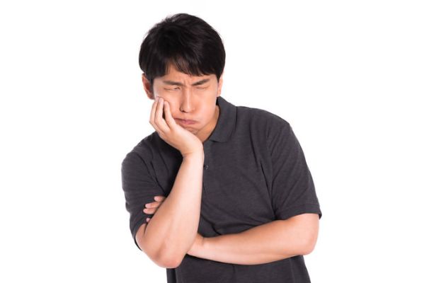 なりて不足で悩んでいる様子の男性の写真