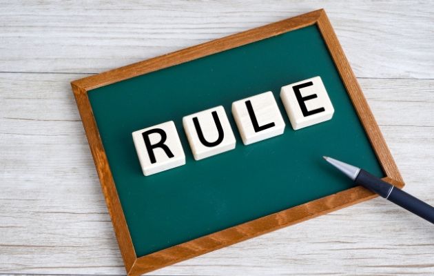 小さな黒板に「RULE」と書かれている写真