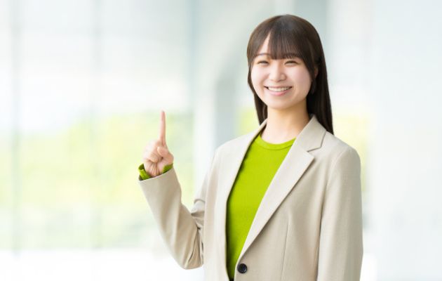 女性が右手の人差し指をだして判断軸を表している写真