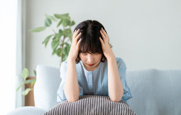 違反者への対応を考えている女性の写真
