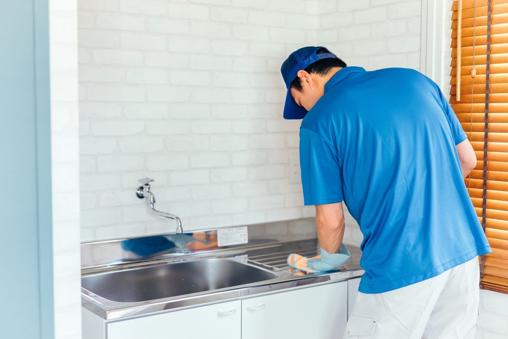 水回りを掃除する男性の画像