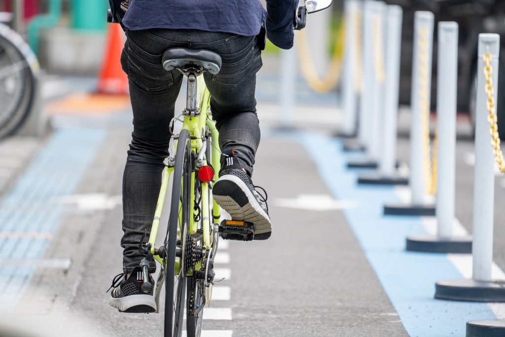 自転車に乗る人の画像