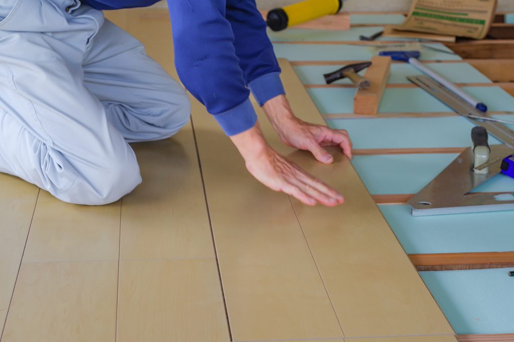 床の張替をする男性の画像