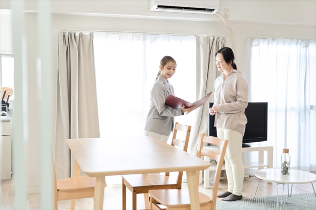 家具付きマンションを説明する女性の画像
