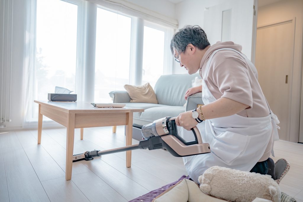 掃除をする男性の画像