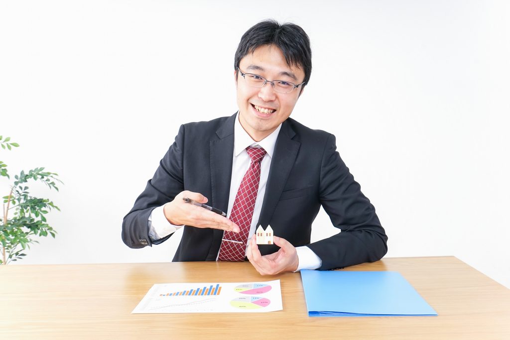 マンスリーマンションの注意事項を説明する男性