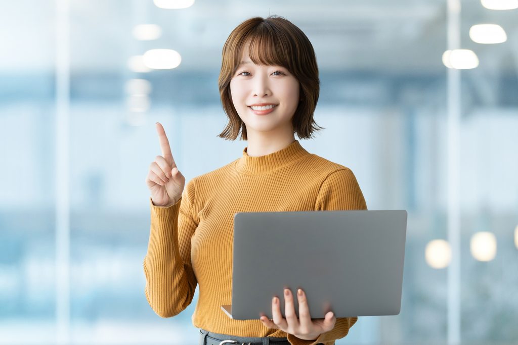 メリットを話す女性の画像
