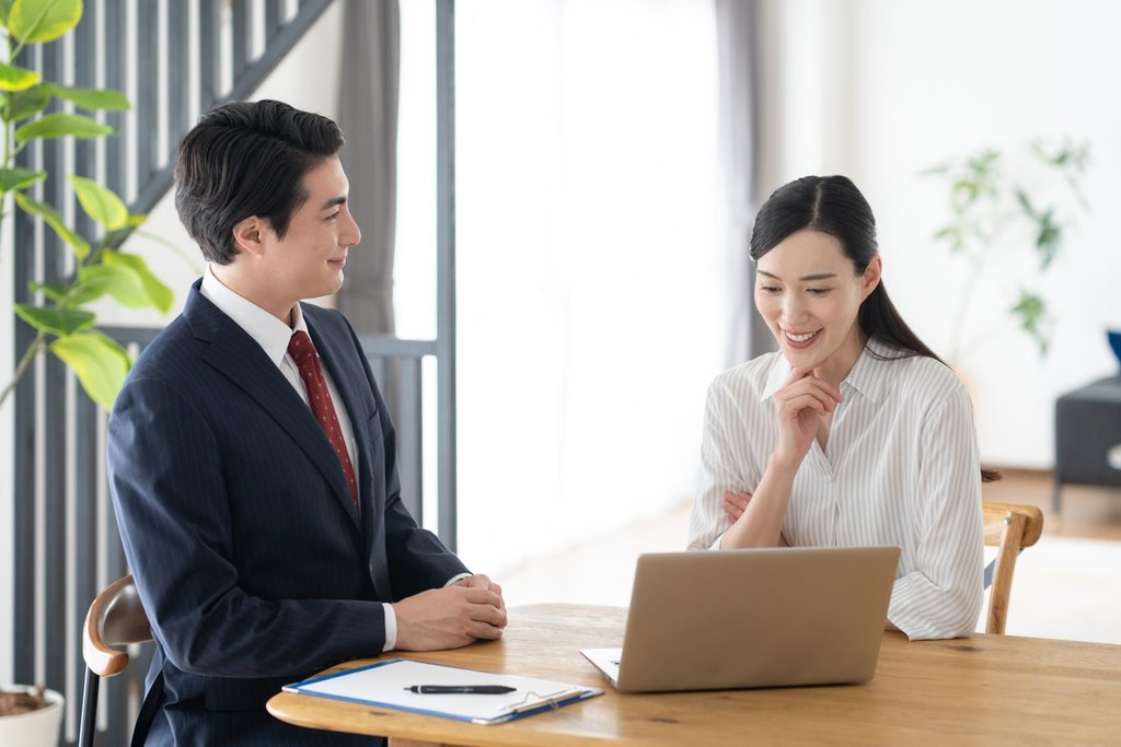 契約について相談する人物
