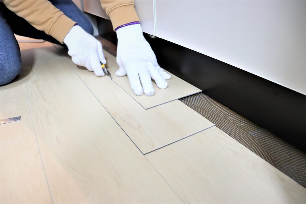 床材を張る人の画像