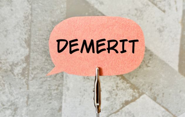 ピンクの吹き出しで「DEMERIT」と書いてある写真