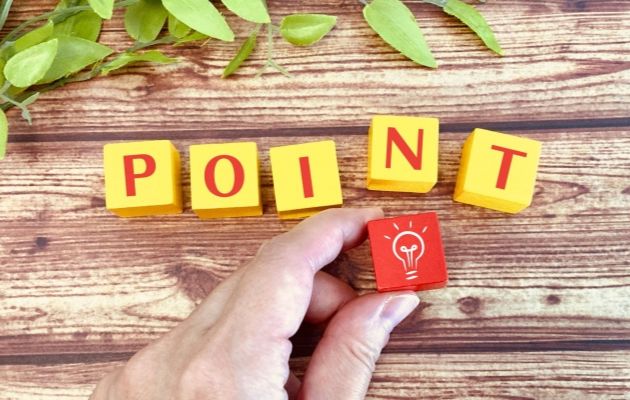 黄色のブロックに「POINT」とか書かれており、その下に赤いブロックで電球の絵が書いてあるのを指で摘んでいる写真