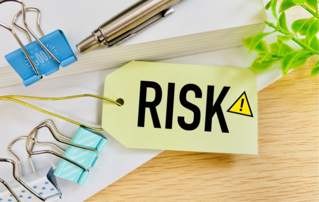 黄色のタグに「RISK」と書かれている写真