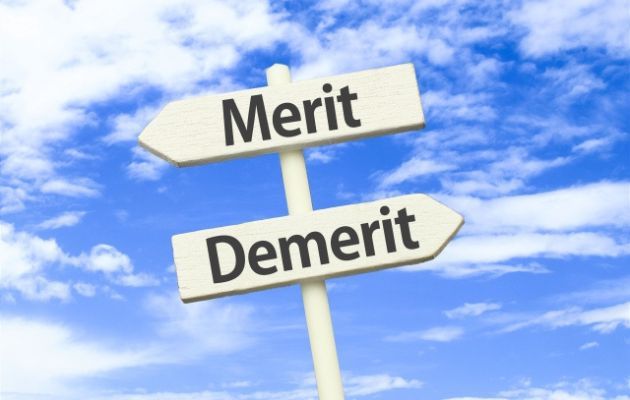 空の背景に、「Merit」と「Demerit」と矢印で書かれている写真