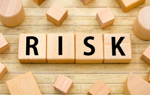 積み木に「RISK」と書いてある写真