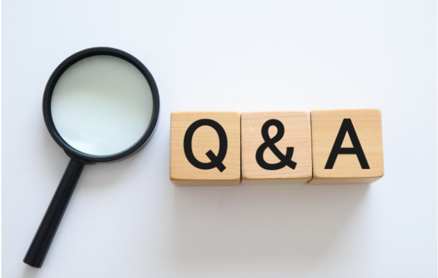 積み木に「Q&A」と書かれていて、隣に虫眼鏡が置いてある写真