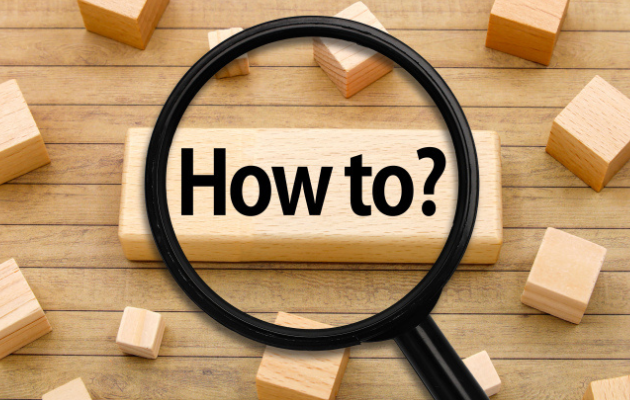 積み木に「How to?」と書いてあり、虫眼鏡でのぞいている写真