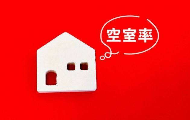 赤い背景に物件建物がおいてあり、吹き出しで「空室率」と出てきている写真