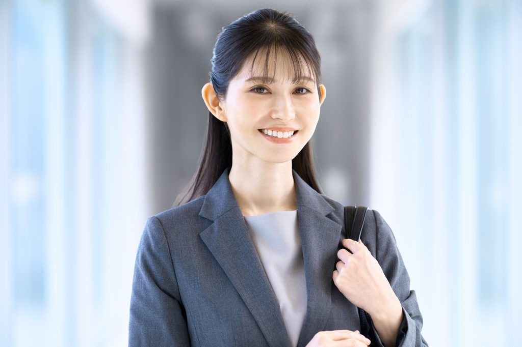 仕事帰りの笑顔の女性の画像