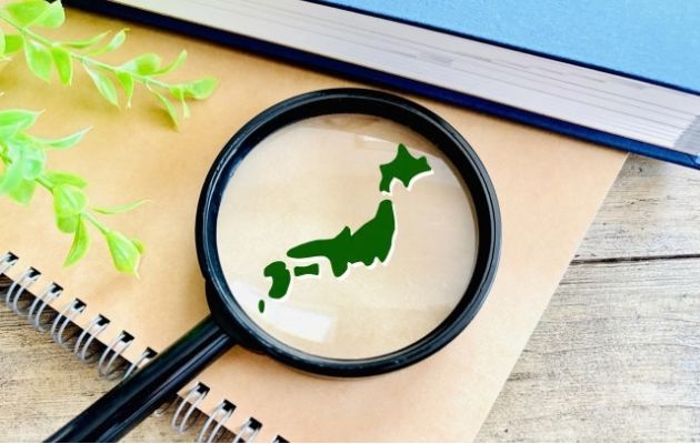 ノートの表示に日本地図が書かれており、そこに虫眼鏡が置いてある。エリアを表している写真