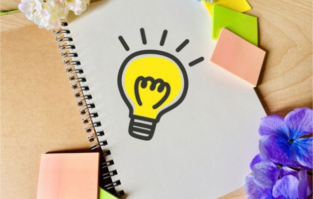 ノートに電球が書かれており、分かりやすく解説していることを表している画像