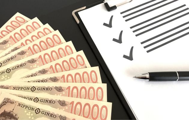 チェックリストと現金の写真。融資から契約までを結ぶ手順を表している。