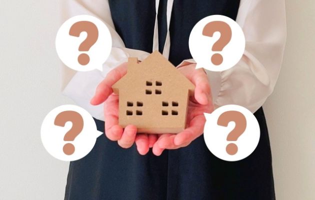 表面利回りと実質利回りの違いを建物からクエッションマークが出ている写真で表している