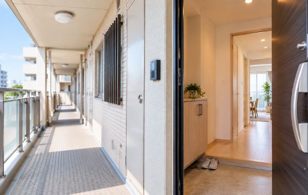 マンションの共用部と専用部の両方が写っている写真