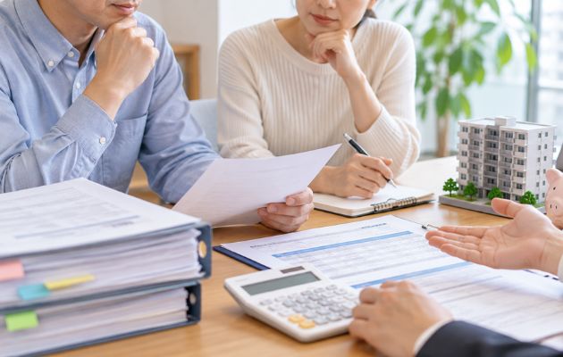 アスベスト調査と補助金の説明を受けている様子の写真
