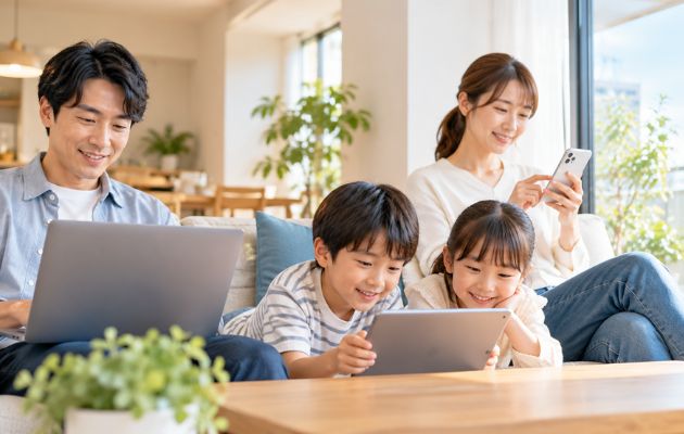 インターネット導入のメリットについて家族がネット環境を利用しながら生活している様子の写真